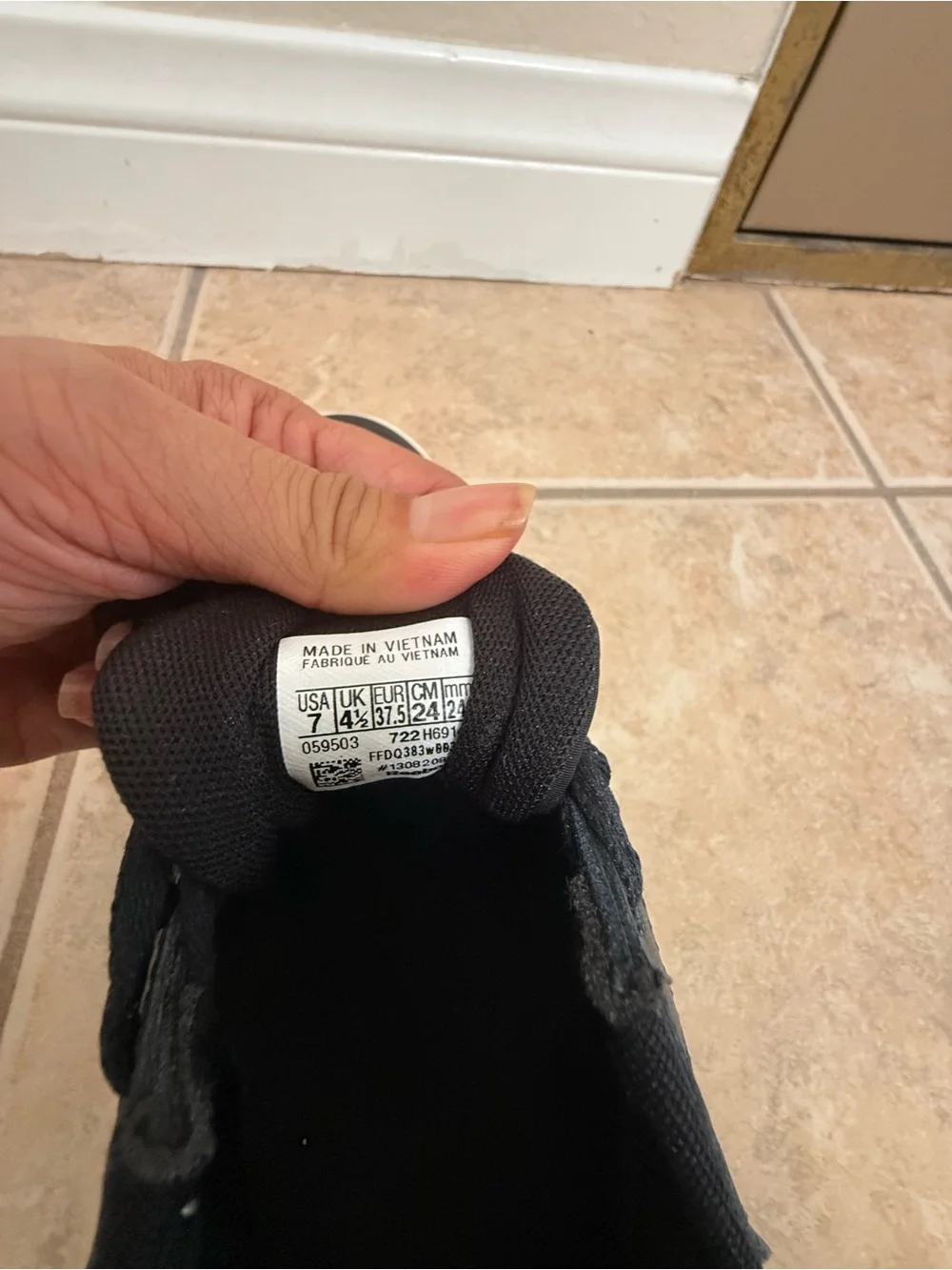 Sz 7 Reebok Women’s Black and White Platform Sneakers